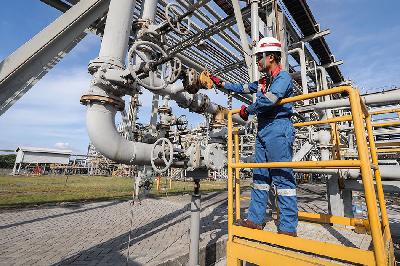 Petugas memeriksa instalasi pipa regasifikasi (pengubahan kembali LNG menjadi gas) di area pabrik PT Perta Arun Gas (PAG) di Lhokseumawe, Aceh, Senin (27/2/2023). Foto: ANTARA FOTO/Asep Fathulrahman
