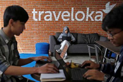 Aktivitas di Kantor Traveloka, Jakarta. REUTERS/Beawiharta