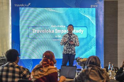 President Traveloka Caesar Indra menyampaikan persentasi dalam diskusi tentang hasil studi PwC terkait Traveloka di Jakarta, 21 September 2023. ANTARA/Galih Pradipta