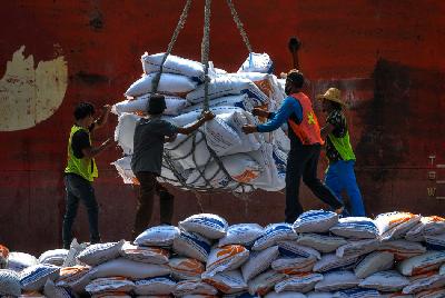 Pekerja melakukan bongkar muat beras dari Vietnam di Pelabuhan Tanjung Priok, Jakarta, 13 September 2023. TEMPO/Tony Hartawan