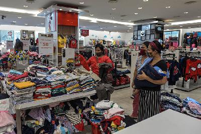 Suasana penjualan pakaian Matahari Department Store di Mall Artha Gading, Jakarta. TEMPO/Tony Hartawan