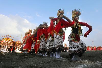 Sebanyak 1.200 penari memeriahkan pagelaran kolosal Gandrung Sewu 2023. TEMPO/Lourentius EP
