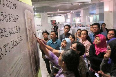Kelompok Pemerhati Budaya dan Museum Indonesia (KPBMI) mengadakan kelas Sinau Aksara dan membedah aksara prasasti yang merupakan koleksi Museum Nasional Indonesia pada 2022. Dok KPBMI