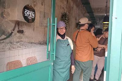 Suminem, 74 tahun, menyambut pengunjung di Kafe Uma Oma, 24 September 2023. Tempo/Ilona Esterina