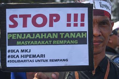 Seorang pengunjuk rasa membawa poster tuntutan dalam Aksi Bela Rempang di kawasan Patung Arjuna Wiwaha, Jalan Medan Merdeka Barat, Jakarta, 20 September 2023. ANTARA/Aditya Pradana Putra
