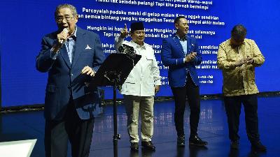 (L-R) Democrat Party’s Supreme Council Chairman Susilo Bambang Yudhoyono, Gerindra Party General Chairman Prabowo Subianto, Democrat Party Chairman Agus Harimurti Yudhoyono, Golkar Party General Chairman Airlangga Hartarto sing on stage on the sidelines of the Democrat Party’s national leadership meeting at the Jakarta Convention Center (JCC), Jakarta, September 21.
TEMPO/M Taufan Rengganis
