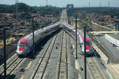 Rangkaian kereta cepat Jakarta Bandung meninggalkan Stasiun Padalarang di Bandung Barat, Jawa Barat, 13 September 2023. TEMPO/Prima mulia