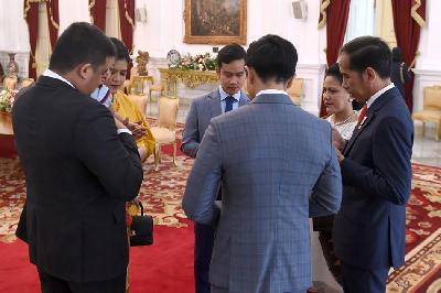 Putra Presiden Joko Widodo, Gibran Rakabuming Raka, berdoa bersama kelurganya sebelum pelantikan presiden periode 2019-2024, di Istana Merdeka, Jakarta, 20 Oktober 2019. BPMI Setpres/Muchlis Jr
