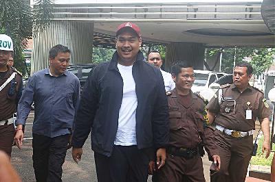 Menteri Pemuda dan Olahraga Dito Ariotedjo (tengah) tiba di Gedung Bundar Kejaksaan Agung, Jakarta, 3 Juli 2023. TEMPO/Subekti