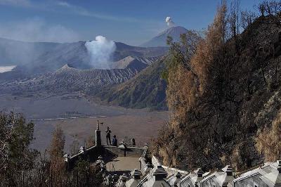 Sejumlah wisatawan mengabadikan gambar Gunung Bromo dari Puncak Seruni Point di Probolinggo, Jawa Timur, 19 September 2023. ANTARA/Irfan Sumanjaya