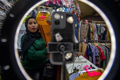Pedagang melakukan penawaran barang secara daring melalui aplikasi sosial media di Pasar Tanah Abang, Jakarta, 21 September 2023. TEMPO/Tony Hartawan