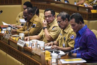 Menteri Dalam Negeri Tito Karnavian (tengah) dan jajarannya mengikuti rapat kerja dengan Komisi II DPR di Kompleks Parlemen, Senayan, Jakarta, 12 September 2023. ANTARA/Galih Pradipta