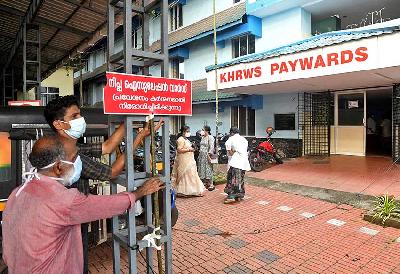 Anggota staf memasang tanda bertuliskan "Bangsal isolasi Nipah, dilarang keras masuk" di sebuah rumah sakit tempat bangsal sedang dipersiapkan untuk pasien yang diduga terkena virus Nipah di distrik Kozhikode, Kerala, India, 12 September 2023. REUTERS/Stringer