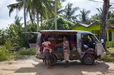 Pedagang keliling melayani pembeli di perkampungan nelayan Sembulang, Pulau Rempang, Batam, Kepulauan Riau, 27 September 2023. ANTARA/Teguh Prihatna
