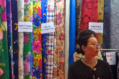 Stand tekstil dipamerkan dalam pameran industri tekstil dan produk tekstil Indo Intertex-Inatex 2023 di Jakarta International Expo Kemayoran Jakarta, 30 Maret 2023.  TEMPO/Tony Hartawan