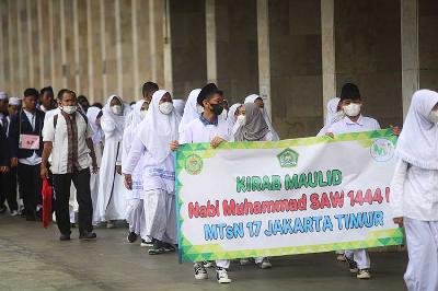 Pawai mengelilingi kawasan Pejambon dan Gambir dalam rangka memperingati Maulid Nabi Muhammad SAW di Jakarta, Oktober 2022. Tempo/Hilman Fathurrahman W