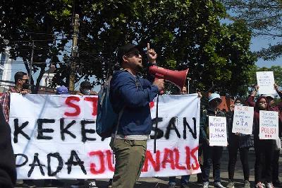 Sejumlah jurnalis dari berbagai organisasi melakukan unjuk rasa di depan Polrestabes Bandung, Jawa Barat, 31 Agustus 2023. TEMPO/Prima mulia