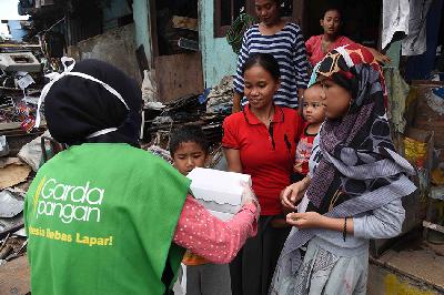 Tim Garda Pangan membagikan makanan di Surabaya, Jawa Timur, 18 April 2020. TEMPO/Aris Novia Hidayat
