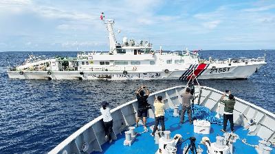 Kapal Penjaga Pantai Filipina mengambil foto kapal Penjaga Pantai Tiongkok, di Laut Cina Selatan, 8 September 2023. REUTERS/Jay Ereno
