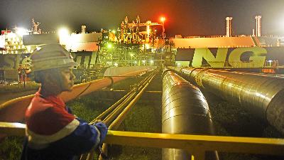 A worker watches the British-flagged Stena Clear Sky unloading its liquefied natural gas (LNG) cargo at Perta Arun Gas’ LNG storage pier in Lhokseumawe, Aceh, February 27. 
ANTARA/Asep Fathulrahman
