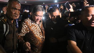 Coordinating Minister for the Economy Airlangga Hartarto after questioning at the Attorney General’s Office, Jakarta, July 24. He was questioned as a witness in the alleged CPO corruption case involving three corporate entities. 
TEMPO/Subekti
