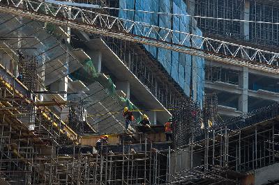 Pekerja menyelesaikan pembangunan gedung di Bekasi, Jawa Barat, 27 September 2023. TEMPO/Tony Hartawan