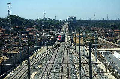 Rangkaian kereta cepat Jakarta Bandung memasuki Stasiun Padalarang di Bandung Barat, Jawa Barat, 13 September 2023. TEMPO/Prima mulia