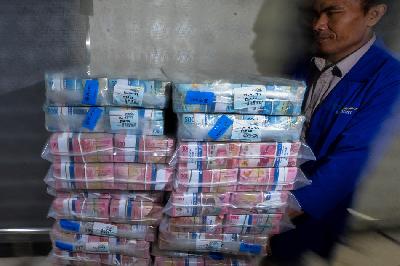Karyawan menata uang di cash pooling Bank Mandiri, Jakarta. TEMPO/Tony Hartawan