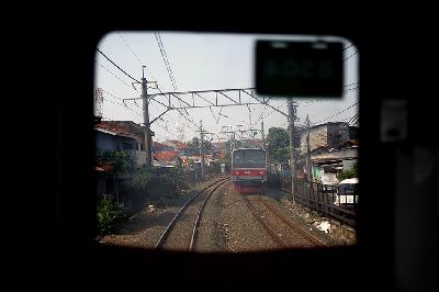 Rangkaian Kereta rel listrik commuter line Jabotabek menuju stasiun Tebet di Jakarta, 12 Juli 2023. TEMPO/Nita Dian