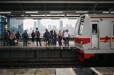 Penumpang menunggu kedatangan kereta rel listrik commuter line di Stasiun Manggarai, Jakarta, 1 Maret 2023. TEMPO / Hilman Fathurrahman W