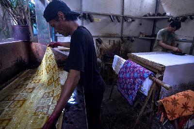 Pekerja melakukan pewarnaan kain batik khas Betawi di Sanggar Batik Betawi, Cilandak, Jakarta, 2 Oktober 2023. TEMPO/Tony Hartawan