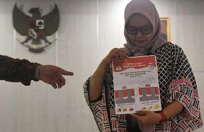 Petugas KPU Kota Bogor menunjukkan contoh surat suara di Kota Bogor, Jawa Barat, 29 September 2023. ANTARA/Arif Firmansyah