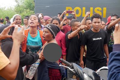 Warga melakukan aksi protes pengukuran lahan untuk proyek geothermal Poco Leok di Manggarai, Flores, Nusa Tenggara Timur, Juni 2023. Dok. Floresa.co