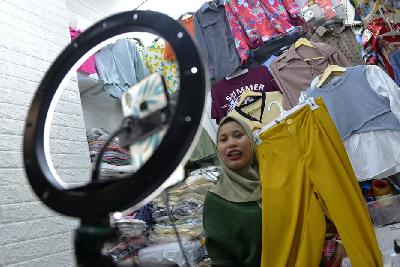 Pedagang berjualan secara daring di kiosnya, di Pasar Tanah Abang, Jakarta, 28 September 2023. Tempo/Febri Angga Palguna