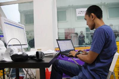 Pegawai kantor startup di Jalan Raya Jatinegara Timur, Jakarta. TEMPO/STR/Hilman Fathurrahman W