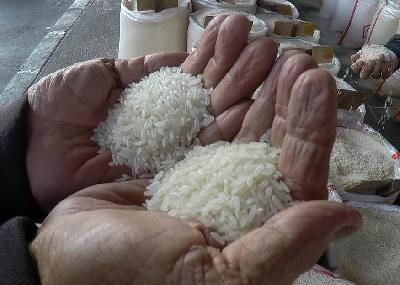 Warga membeli beras di Pasar Induk Cipinang, Jakarta, 12 September 2023. TEMPO/Subekti.