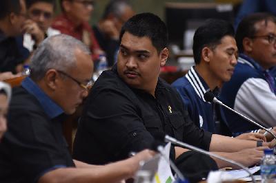 Menteri Pemuda dan Olahraga Dito Ariotedjo mengikuti rapat kerja dengan Komisi X DPR RI di Kompleks Parlemen, Senayan, Jakarta, 5 September 2023. TEMPO/M Taufan Rengganis