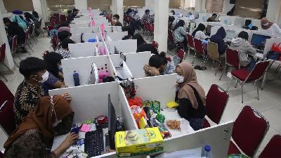 Suasana ruang kerja kantor jasa pinjaman online (Pinjol) usai penggerebekan oleh Dit Reskrimsus Polda Metro Jaya di Cipondoh, Tangerang, Banten, 14 Oktober 2021. ANTARA/Muhammad Iqbal