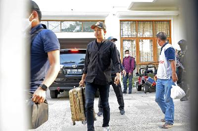 Tim penyidik Komisi Pemberantasan Korupsi (KPK) melakukan pengeledahan di rumah pribadi Menteri Pertanian (Mentan) Syahrul Yasin Limpo di Jalan Pelita Raya, Makassar, Sulawesi Selatan, 4 Oktober 2023. ANTARA/Hasrul Said