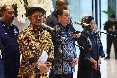 Menteri Pertanian Syahrul Yasin Limpo (kiri) bersama sejumlah pengurus partai memberikan keterangan pers di NasDem Tower, Jakarta, 5 Oktober 2023. TEMPO/M Taufan Rengganis