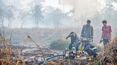Relawan menyalakan mesin pompa air untuk memadamkan kebakaran lahan dan hutan di Gambut, Banjar, Kalimantan Selatan, 6 Oktober 2023. Antara/Bahaudin Qusairi
