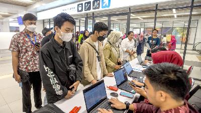 Sejumlah penumpang mengatri untuk mencoba Kereta Cepat Jakarta Bandung di Stasiun Halim, Jakarta, 20 September 2023. Tempo/Tony Hartawan