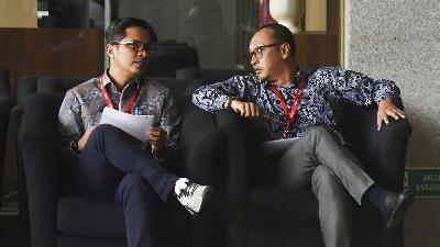 Febri Diansyah (kiri)  dan Rasamala Aritonang , di gedung Komisi Pemberantasan Korupsi, Jakarta, 2 Oktober 2023.