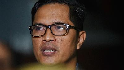Agriculture Minister Syahrul Yasin Limpo’s lawyer Febri Diansyah after being questioned as a witness at the KPK Building, Jakarta, October 2. 
TEMPO/Imam Sukamto
