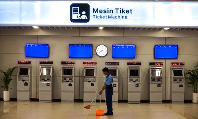 A worker cleans the floor next to the ticket-selling machines of the Jakarta-Bandung High-Speed Train at Halim Station, Jakarta, September 20. 
Tempo/Tony Hartawan
