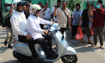 Prospective presidential candidate Anies Baswedan (left) and his prospective running mate Muhaimin Iskandar ride a scooter in tandem in Denanyar, Jombang Regency, East Java, September 29. Knowns as AMIN (Anies Baswedan-Muhaimin Iskandar) pair, the two toured East Java to garner suppport from the Muslim community by visiting a number of Islamic boarding schools in Sumenep and Jombang. 
ANTARA/Syaiful Arif
