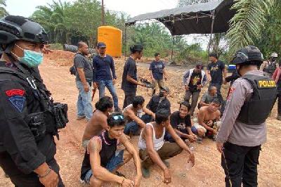 Polisi mengamankan warga desa Bangkal usai bentrok polisi dengan warga yang melakukan aksi menuntut plasma sawit PT Hamparan Masawit Bangun Persada (HMBP) di Seruyan, Kalimantan Tengah, Oktober 2023. Istimewa via Detik.com