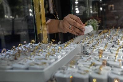 Calon pembeli memilih perhiasan emas di Galeri 24 Pegadaian, Jakarta, 29 Agustus 2023. Tempo/Tony Hartawan