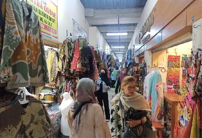 Sejumlah koleksi pakaian dan batik di Pasar Klewer Surakarta, Jawa Tengah, 7 Oktober 2023. TEMPO/SEPTHIA RYANTHIE