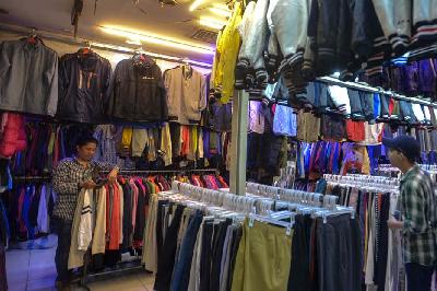 Suasana penjualan baju impor di Pasar Senen Blok 3, Jakarta, 3 Maret 2023. Tempo/Tony Hartawan